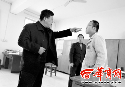 校长用手指着学生说:“你是个疯子,立即滚出学校!”