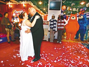 美国新人厕所里办婚礼卫生纸做婚纱(图)