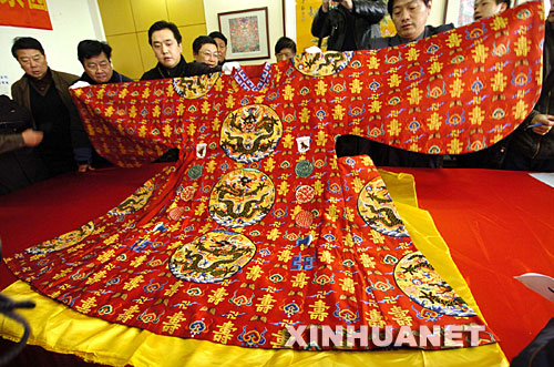 南京成功复制明代龙袍 用8公里金线400米孔雀羽