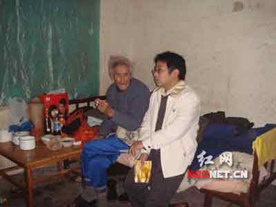 网友救助素不相识露宿街头85岁老人(组图)