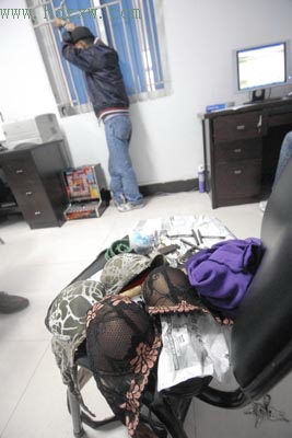 福建一40岁男子穿胸罩伪装妇女混进大学偷车