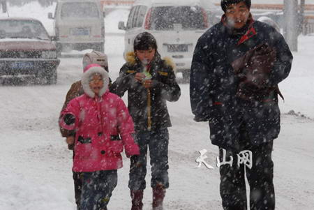 新疆北部遭遇大雪和强寒潮天气(组图)