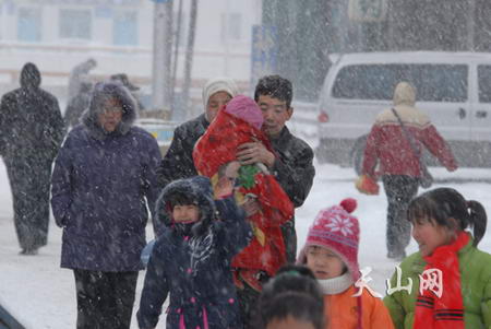 新疆北部遭遇大雪和强寒潮天气(组图)