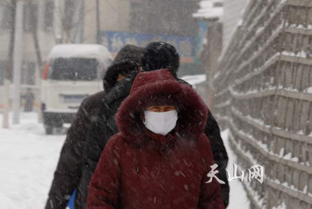 新疆北部遭遇大雪和强寒潮天气(组图)