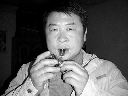 林州艺人嗜好吃灯泡和刀片 胃酸超常人60倍