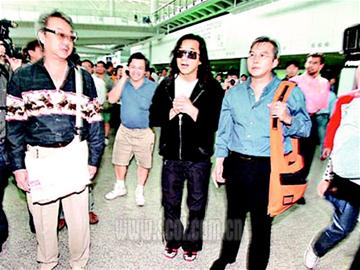 兄弟反目两大高层集体请辞 成龙公司大地震(图)