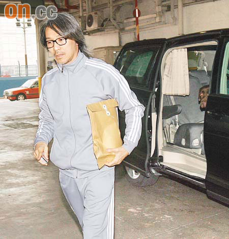周星驰拍《长江7号》海报 爱犬撒尿不配合(图)