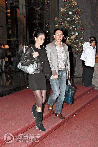 组图:与李嘉欣外出吃饭 男友献殷勤抢开车门