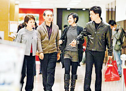 小S与老公约公婆吃饭 轻声细语如端庄贵妇(图)