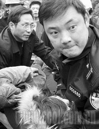 市长路遇车祸 下车组织市民抢救伤员(图)