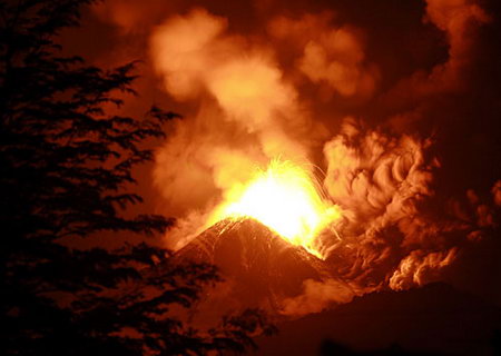 智利最大活火山爆发(组图)