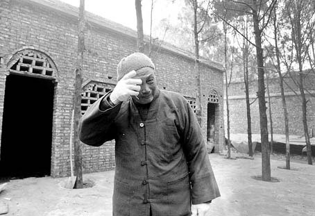 32条流浪狗被抢 71岁法师3天不吃不喝为念经超度