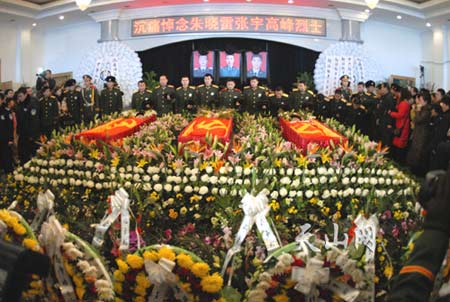 新疆数万人送别三名遇难武警(组图)