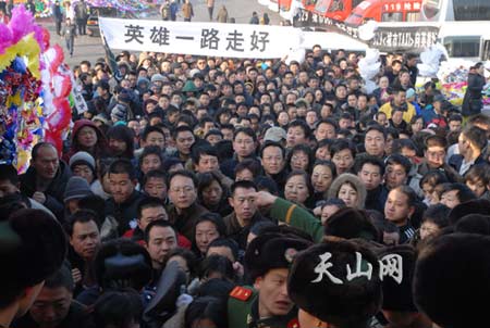 新疆数万人送别三名遇难武警(组图)