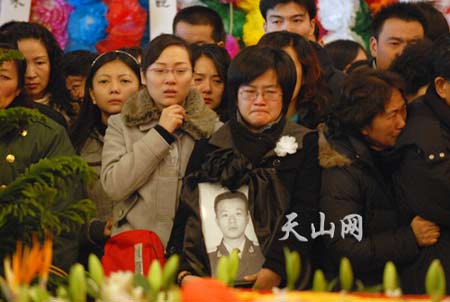 新疆数万人送别三名遇难武警(组图)