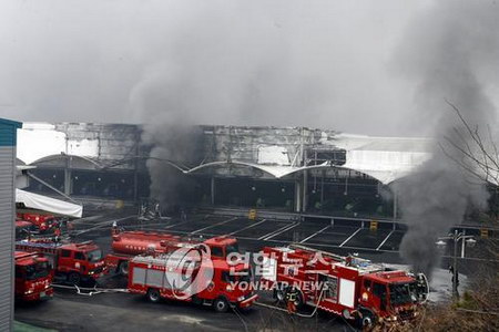 韩国冷冻仓库爆炸33人生死不明(图)