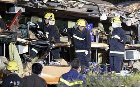 广东湛江油罐车与客车相撞致10死50伤(组图)