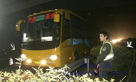 广东湛江油罐车与客车相撞致10死50伤(组图)