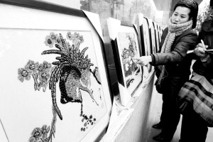 河南女子用粮食作画 其作品曾送澳门参展(图)