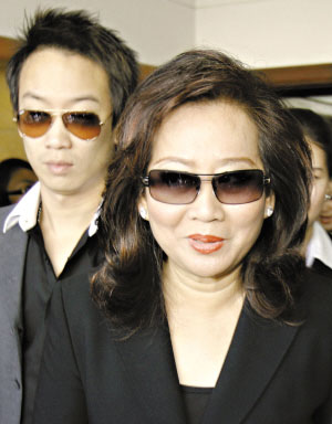 他信妻子返回泰国刚下飞机即被逮捕(图)
