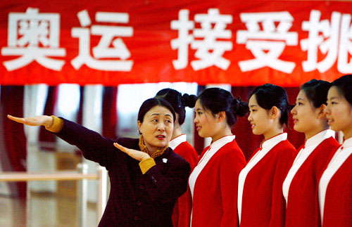 1月7日,在北京一家职业培训学校,礼仪老师正在给一班女生讲授仪态礼节。这些来参加奥运礼仪培训的女生年龄大都在16-18周岁,将在这里接受严格的奥运知识和礼仪着装训练,其中的一些幸运者将会出现2008年奥运会的颁奖典礼上。