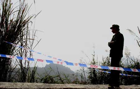 云南马关客车坠崖14人死 数人哄抢死者遗物(图)