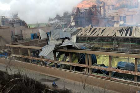 昆明一家硫酸厂爆炸5人死亡32人受伤(组图)