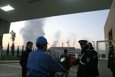 昆明一家硫酸厂爆炸5人死亡32人受伤(组图)