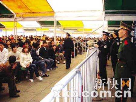 广州火车站买票人爆满 警方启动紧急预案(图)