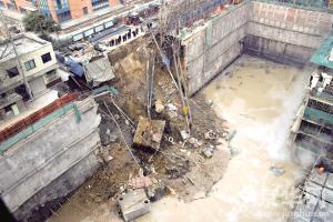 北京西城一工地连续塌陷 一名路人被埋身亡(图)