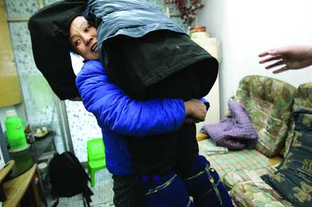相濡以沫十年一日 身高1.5米妻子扛着1.8丈夫过10年