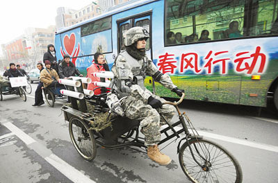 大学生骑车表现行为艺术惊动交警火警(组图)