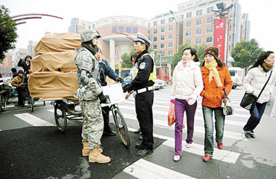 大学生骑车表现行为艺术惊动交警火警(组图)