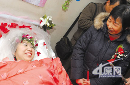 痴情郎病房迎娶重病新娘 曾欲卖身救人