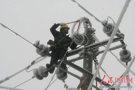 贵州黔东南州受特大冰灾袭击7个县断电