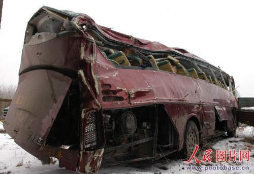 安徽客车超载21人翻下国道 11人死亡51人受伤