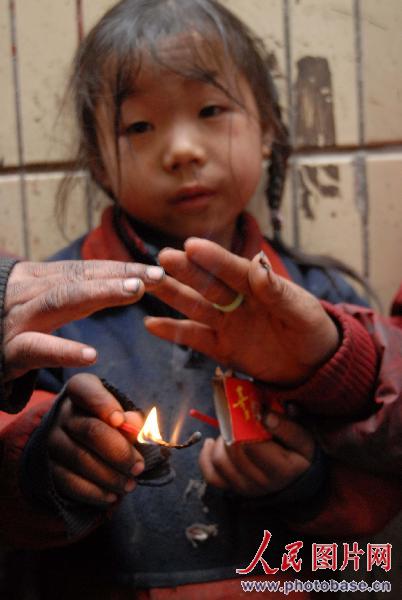 组图:贵阳拾荒小女孩点燃火柴取暖