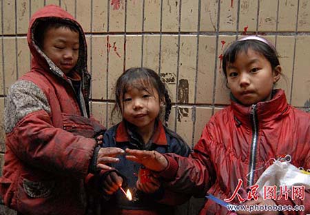 组图:贵阳拾荒小女孩点燃火柴取暖