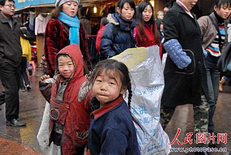 组图:贵阳拾荒小女孩点燃火柴取暖
