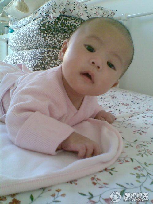翁虹爱女百日照曝光 双眼皮小光头招人喜爱(图)