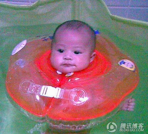 翁虹爱女百日照曝光 双眼皮小光头招人喜爱(图)