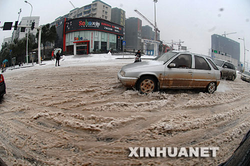 1月28日,长沙再次遭受大雪袭击,市区交通严重受阻。