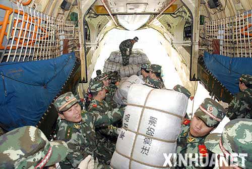 组图:空军运输机运送救灾衣被到灾区