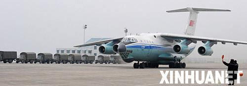 组图:空军运输机运送救灾衣被到灾区