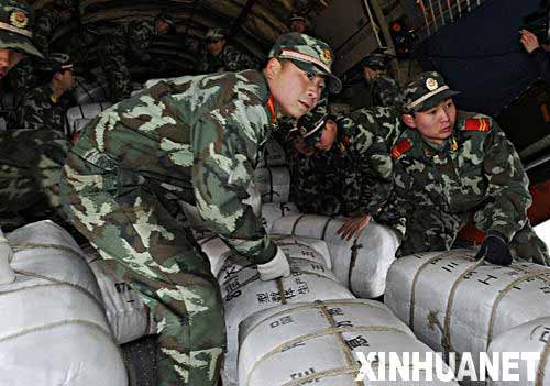 组图:空军运输机运送救灾衣被到灾区
