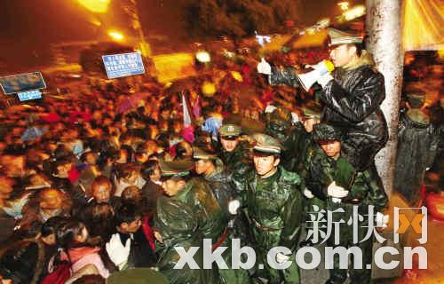 20万滞留旅客涌至广州火车站(组图)