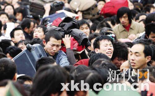 20万滞留旅客涌至广州火车站(组图)