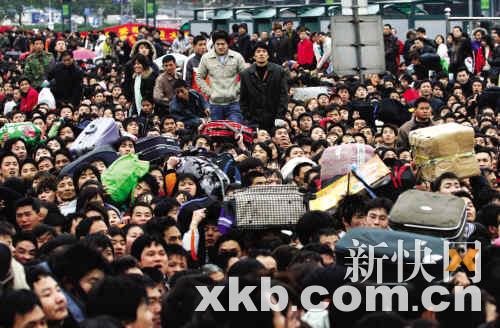 20万滞留旅客涌至广州火车站(组图)