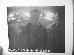 男子取不出钱 持砖头怒砸取款机被拍下(图)
