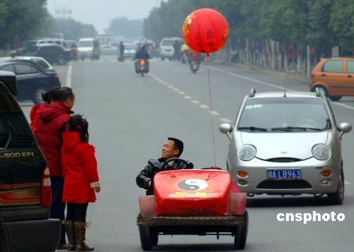 四川男子不顾危险驾驭卡丁车上路兜风-卡丁车